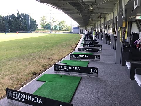 篠原ゴルフクラブ 番号付きの1階打席と芝のレンジ