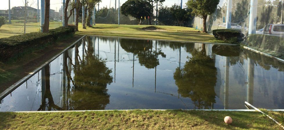 篠原ゴルフクラブ ショートコースの池と芝