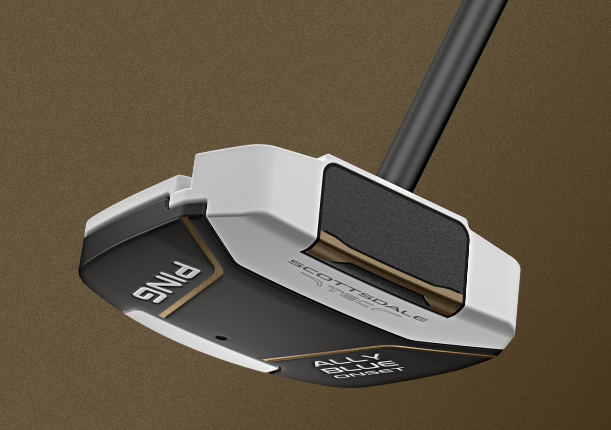 白と黒のパターヘッドを下から見た写真。ソールにPINGのロゴとALLY BLUE ONSETの文字、白い部分にSCOTTSDALE TECの文字がある