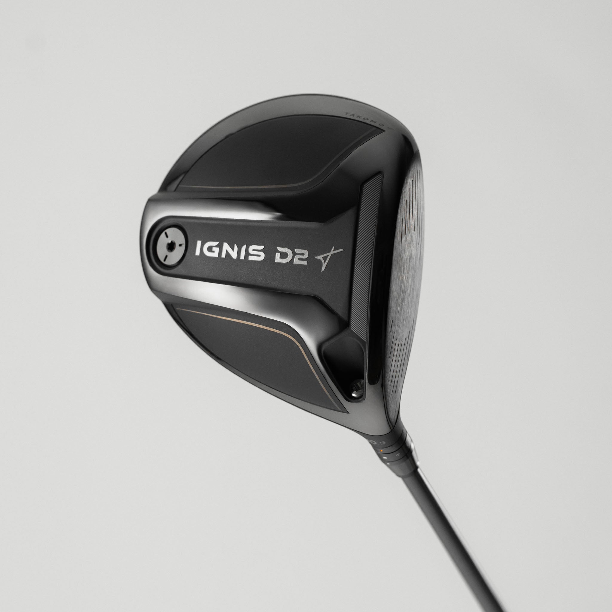 黒いIGNIS D2ドライバーのヘッドを後方から見た写真。ソール後方に丸いウエイトとIGNIS D2のロゴがある
